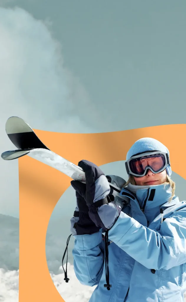 Vrouw in blauwe wintersportkleding poseert met snowboard op een besneeuwde berg, met oranje grafisch element op de achtergrond.